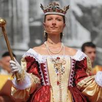 Korunovačné slávnosti 2012 - vzdávanie holdu novej kráľovnej