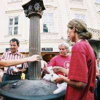 Korunovačné slávnosti 2004 - Vino vo fontane.jpg